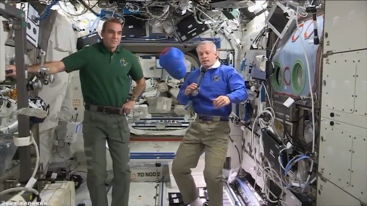 ляпы космонавтов. клоун в космосе. космические фейки и ляпы. космонавт на орбите. ляпы на мкс.