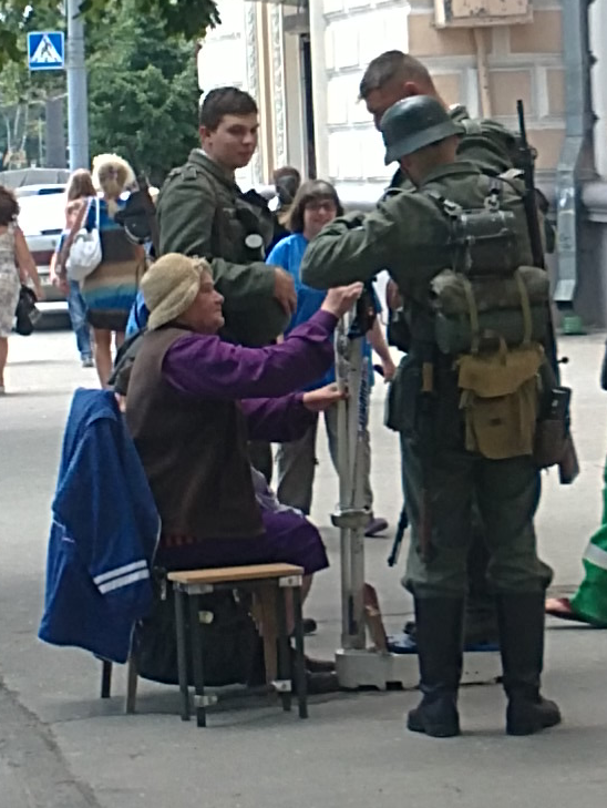 Немцы, бабка и весы)