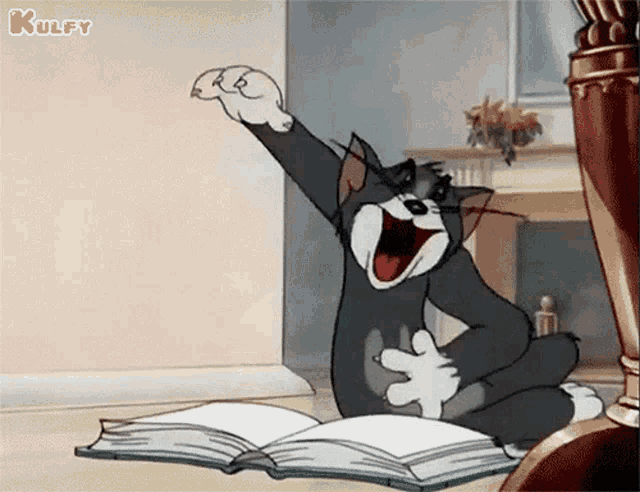 Том смотрит в книгу. Кот том смеется. Том и Джерри том смеется. Кот том смеется над книгой. Том и Джерри кот смеется.
