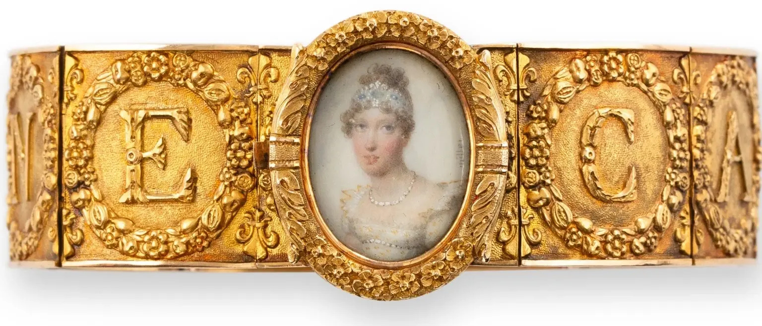 bracelet-en-or-orne-d-une-miniat