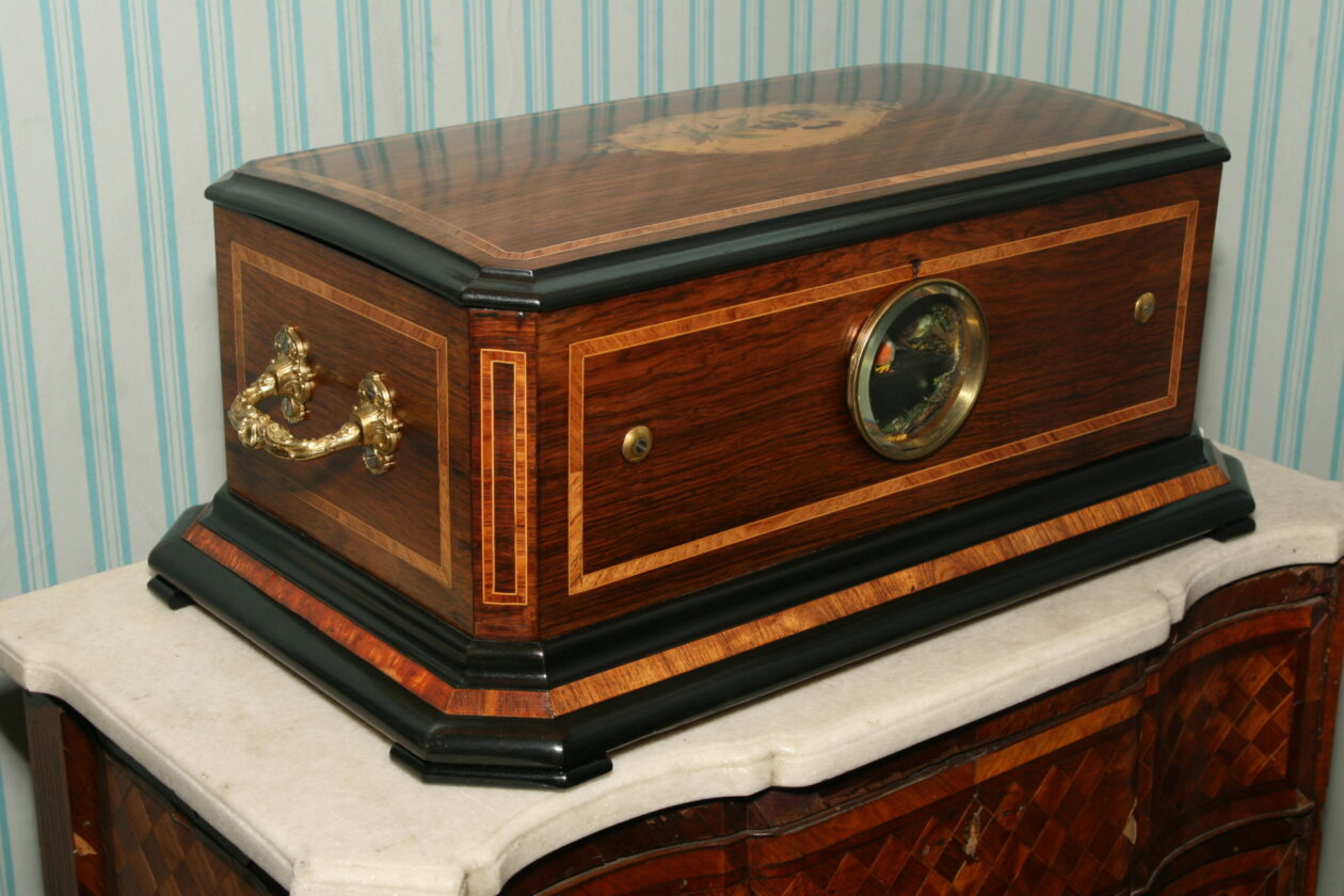 04_2_music_box-1260x840
