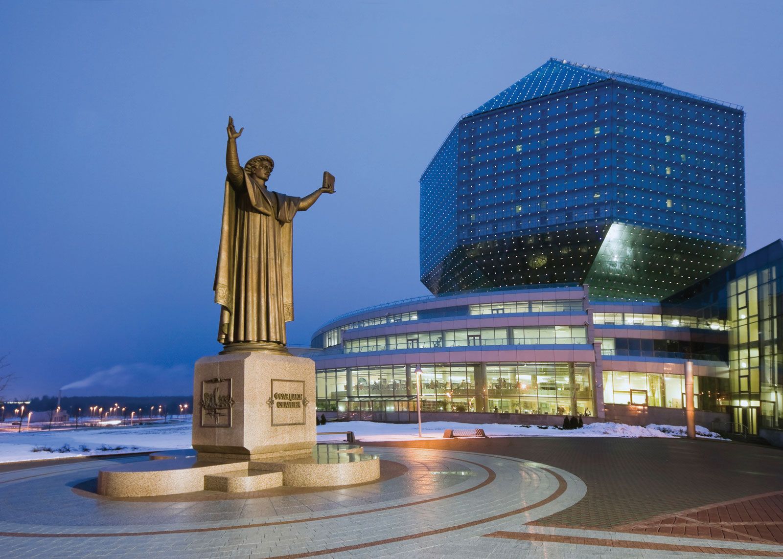 statue-front-printer-Francysk-Skaryna-Belarusian-Minsk