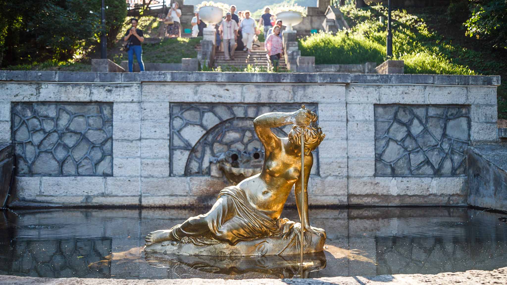 fontan-zhenshhina-ZHeleznovodsk-dostoprimechatelnosti