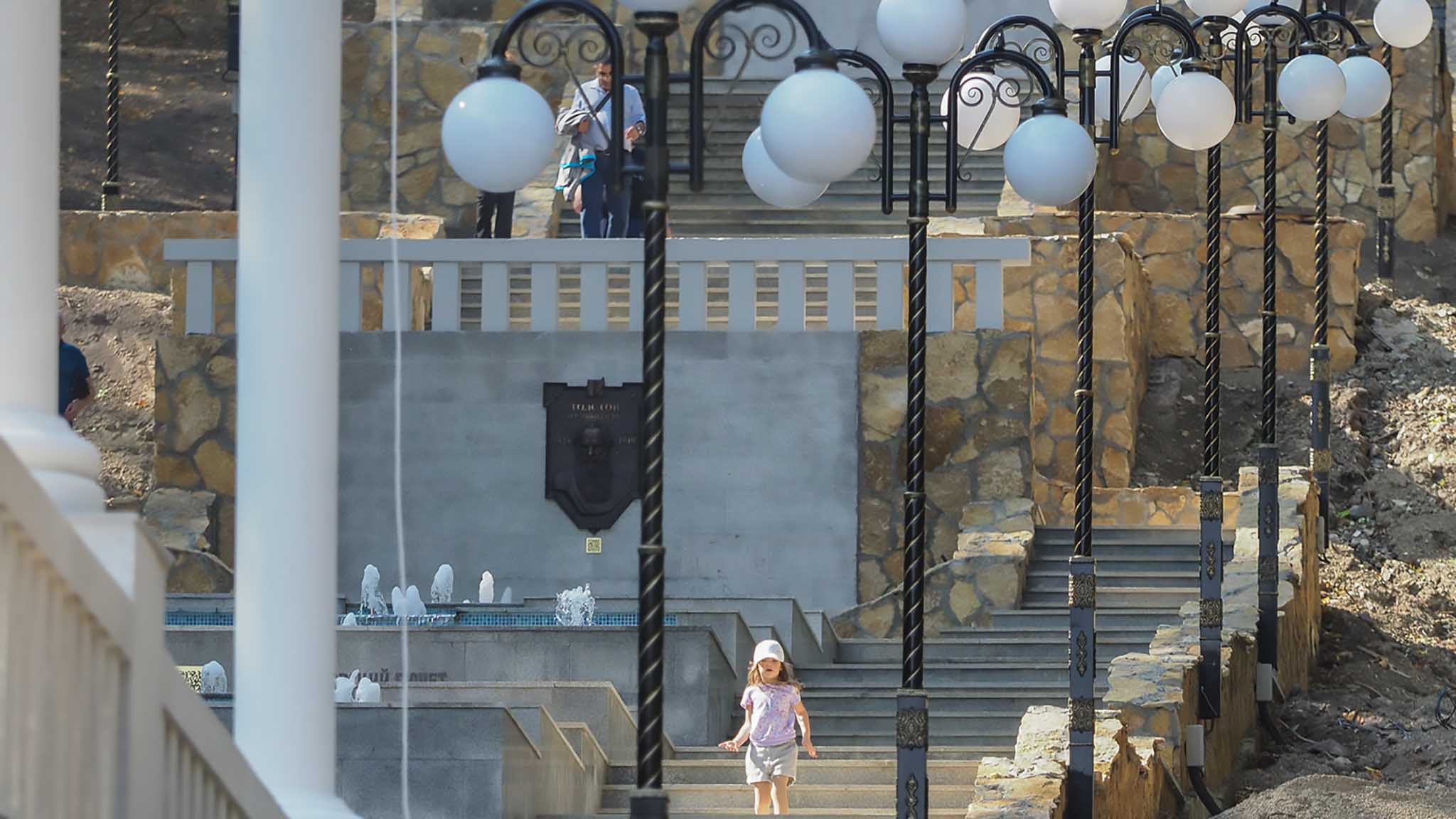 kaskadnaya-lestnitsa-v-zheleznovodske-barelef