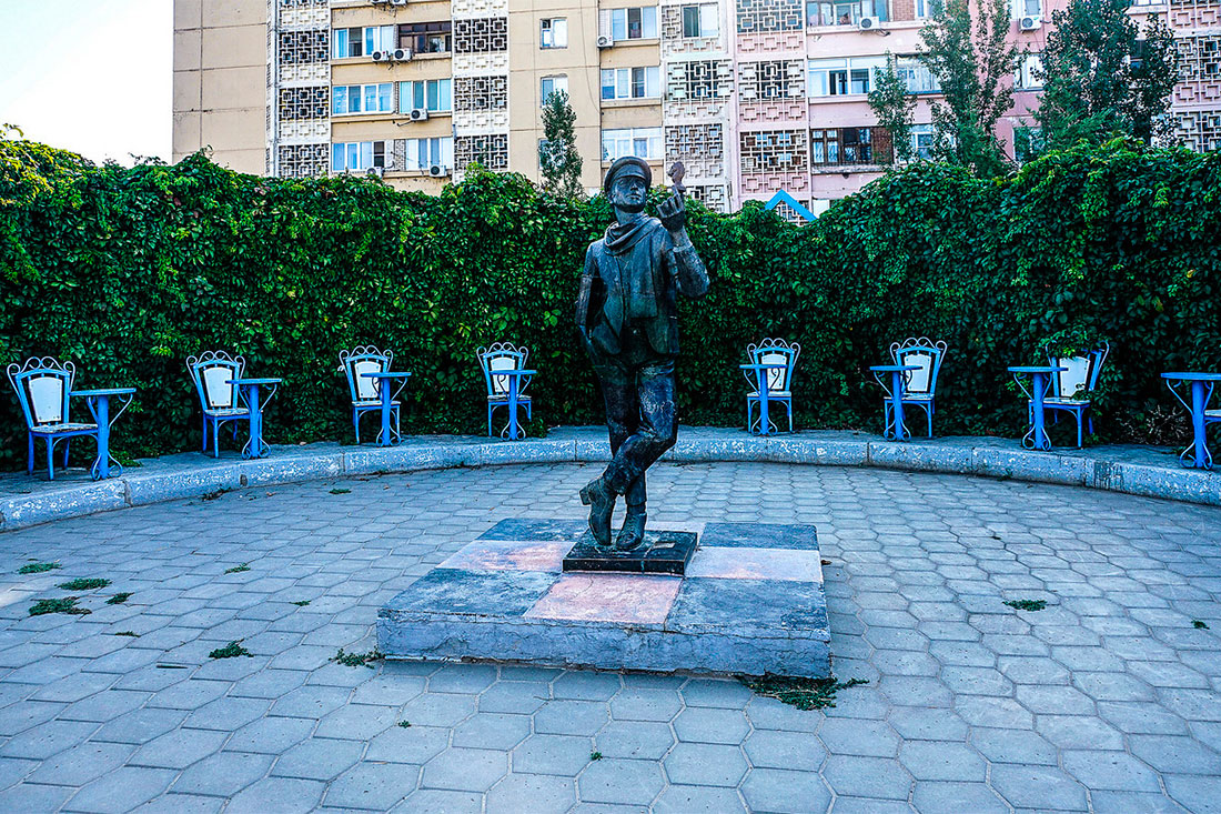 monument-to-ostap-bender-and-12-chairs-elista