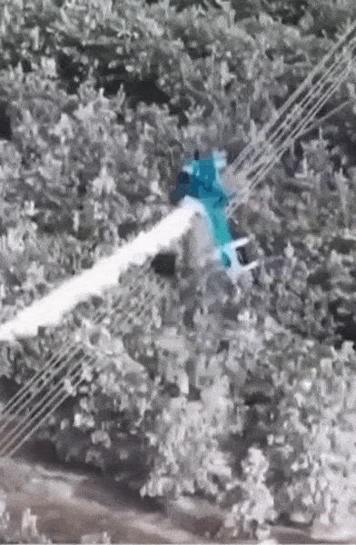 Дрон чистит от льда провод ЛЭП