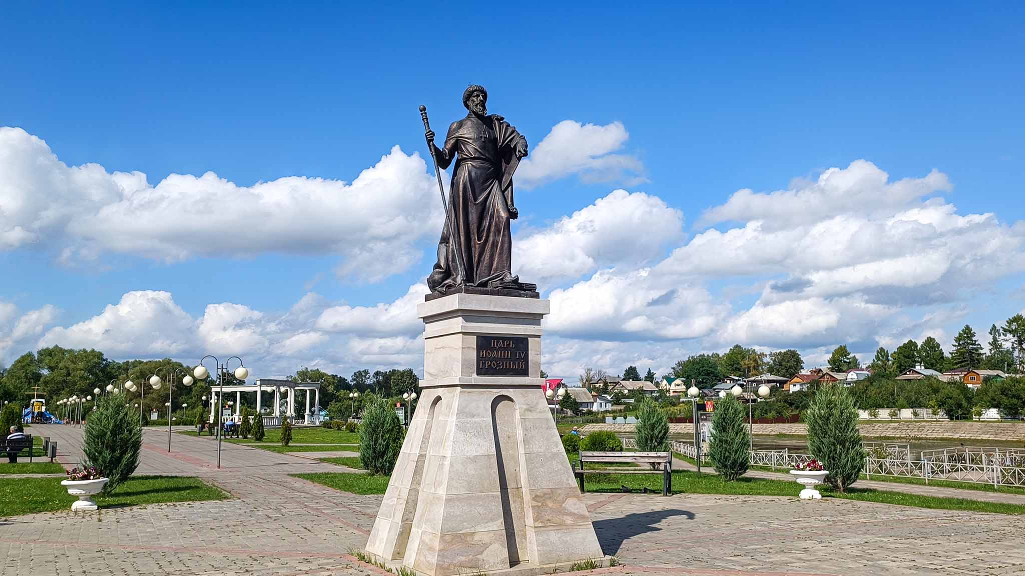 skulptura-na-naberezhnoj-palaty-Ivana-Groznogo-v-Aleksandrove