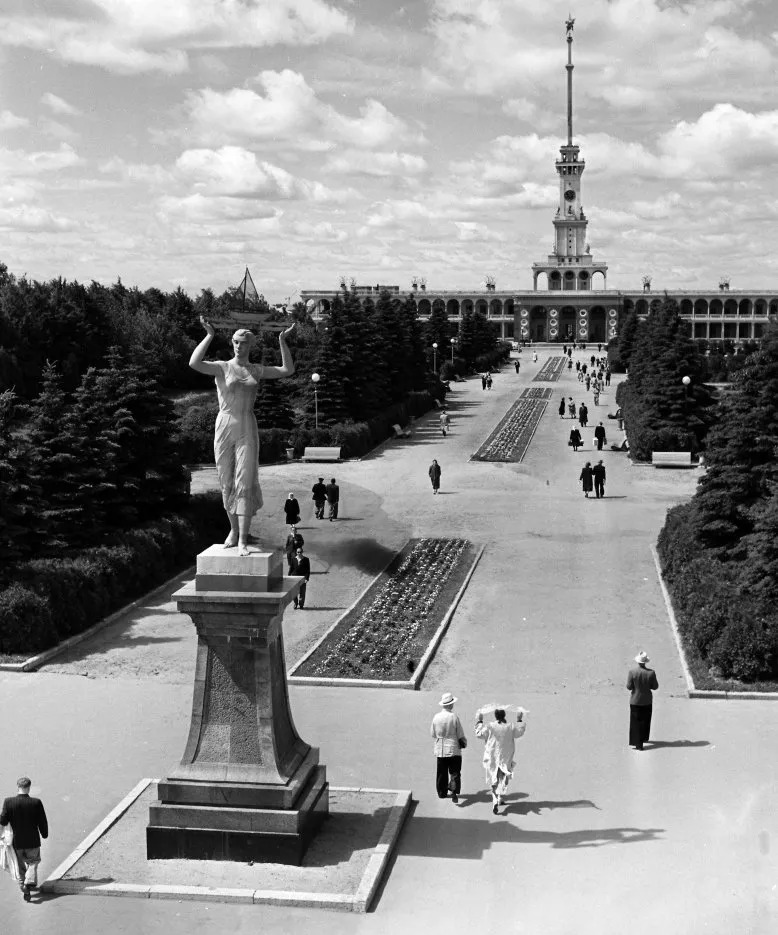 CentralnayaalleyaparkaHimkinskogorechnogovokzalaAvtoriMRedkinVSavostyanov1957god