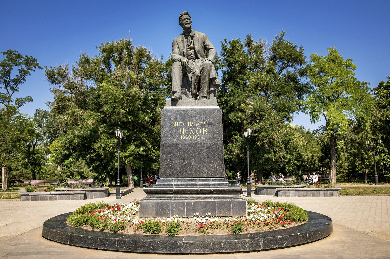 pamyatnik-A.P.-CHekhovu_sayt