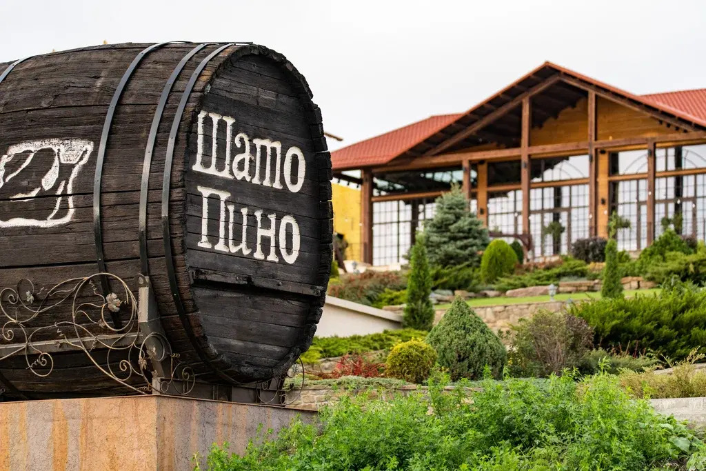 vinodelnya-shato-pino-vhod-bochka