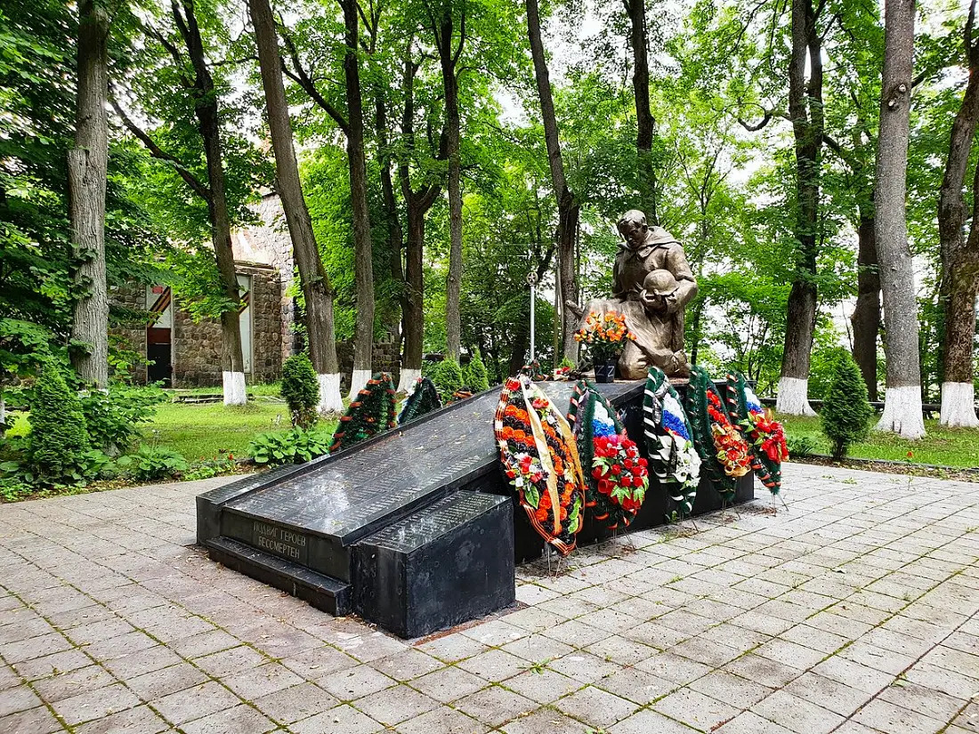 bratskaya-mogila-sovetskih-voinov