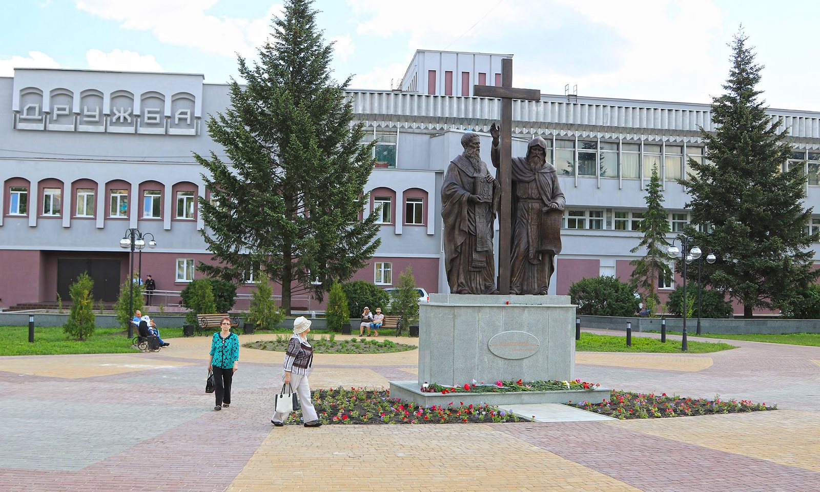 Pamyatnik-Kirillu-i-Mefodiyu-2