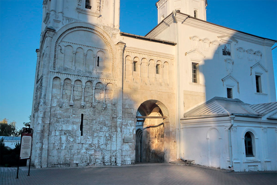 staircase-tower-with-a-walkway