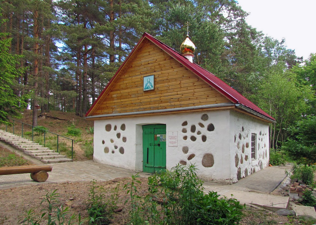 1498502951_chasovnya-rodnik-svyatoy-istochnik-proroka-ioanna-predtechi-gorod-pechory-pechorskiy-rayo