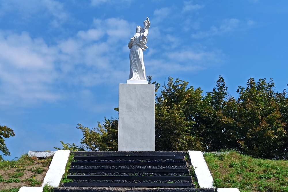 skulptura-zhenshhiny-s-rebenkom