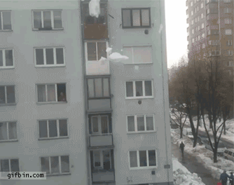 1333387389_snow_falling_from_the_roof_destroy_cars