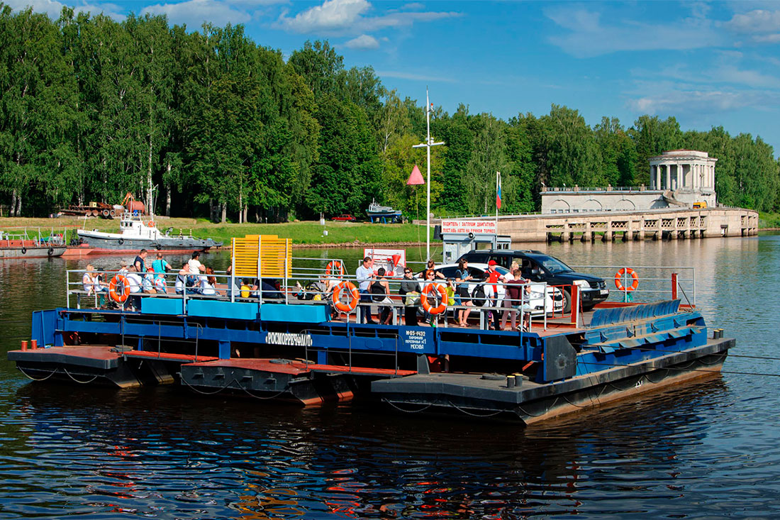 ferry-crossing-the-moscow-canal