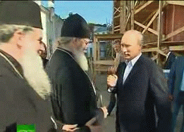 Поп целует Путину руку