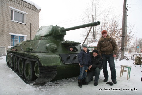 В Костанайском районе жители построили танк на своем огороде