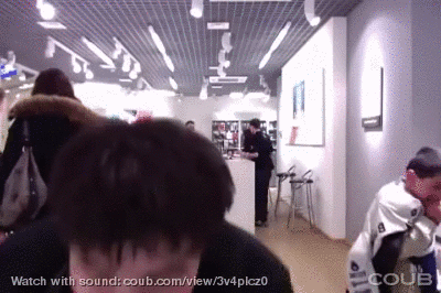 Парнишка танцует