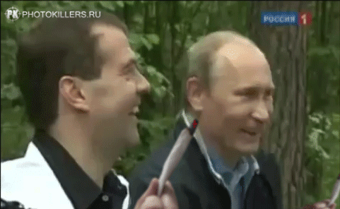 Medvedev_i_Putin_kuryat_kosyak