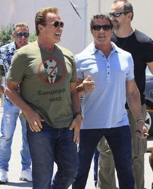 в футболке бандера