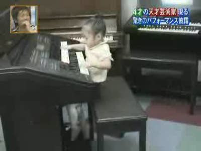 Японская девочка шпарит на синтезаторе