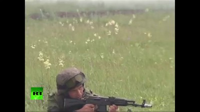 RAW: Russian paratroopers hold massive military drill in Chelyabinsk