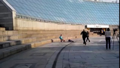 Двое идиотов на Майдане скатились по стене ТЦ Глобус.