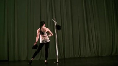 Танец, вешалка, и шляпа