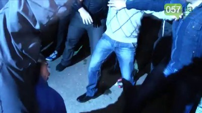 Во время сноса памятника Ленину, неизвестные жестоко избили мужчину и ставили его на колени