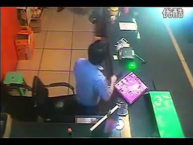 视频: 嚣张男子拿显示器狂砸网吧员工 古惑仔重现