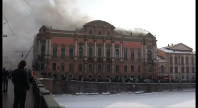 Дворец горит на Невском проспекте Санкт-Петербурга