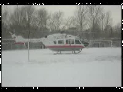Вертолет сел на футбольное поле в Москве