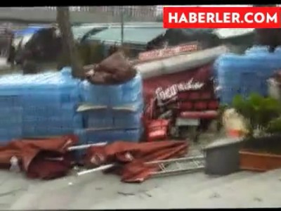 На Стамбул обрушился сильный ураган, есть разрушения