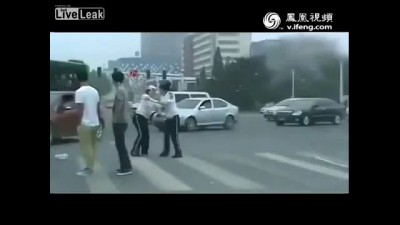 Страшная драка девушек полицейских на дороге.A terrible fight girls police on the road.