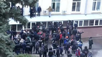 Представителей майдана скидывают с парапета Харьковского ОГА