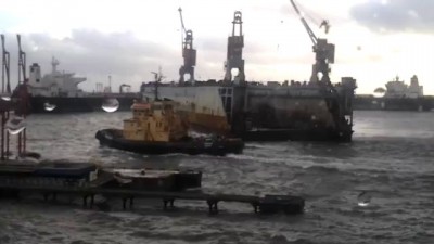 Плавучий док несет на нефтегавань в Одесском порту