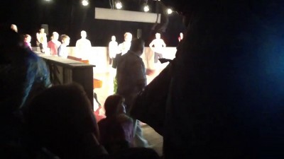 На неоднозначном спектакле