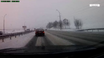 Минск: женщина на Mercedes врезалась в столб