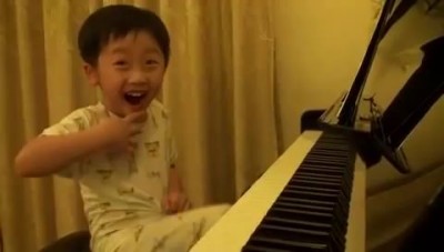 Пятилетний малец жгёт на клавишах
