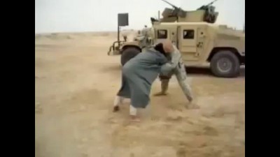 صراع بين جندي أمريكي و مواطن عراقي الموت ديال ضحك والغلبة للعراق - Armi Américan Vs Iraq Man Faiting