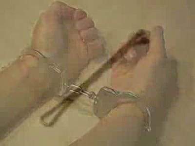 Как открыть наручники - видеоинструкция