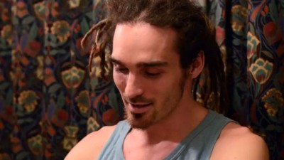 Мужик ест червей