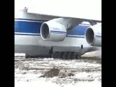 АН-124 съехал с полосы