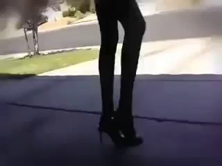 Девушка shuffle на каблуках