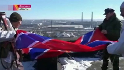 Ополчение ДНР подняли флаг Новороссии над Дебальцево