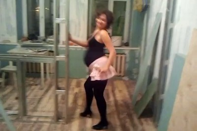 Танцующая беременная девушка