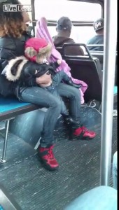 Женщина бросает своего ребенка и нападает на пассажира 
