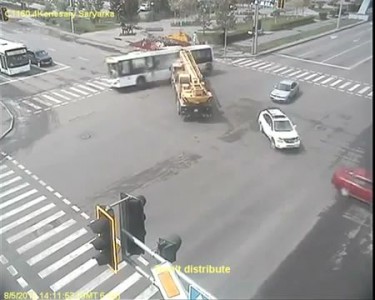 Автокран столкнулся с автобусом